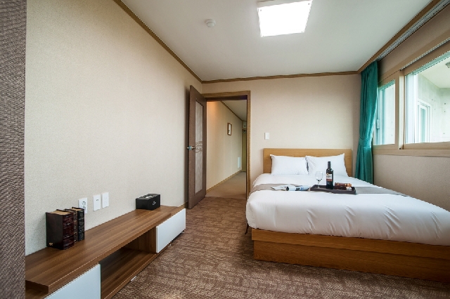 특실(룸2,욕실, 거실, 자쿠지)