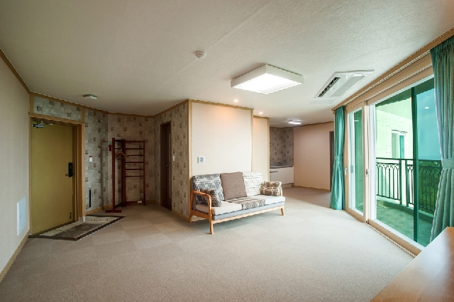 특실(룸2,욕실, 거실, 자쿠지)